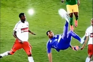 Clip: Pha ngả bàn đèn ghi bàn khó tin của thủ môn