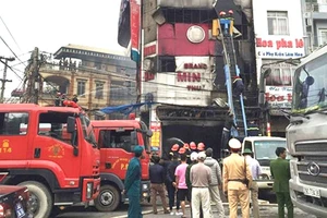 Cận cảnh siêu thị điện máy ở Hà Nội bị lửa thiêu rụi