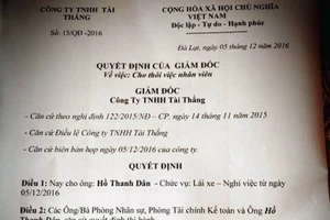 Đình chỉ tài xế xe khách 'vừa ăn mì vừa lái xe'