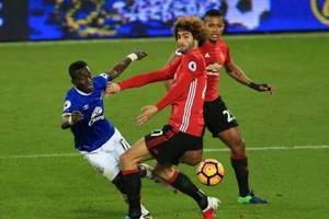 Chỉ vài phút vào sân, Fellaini thành 'tội đồ' của M.U