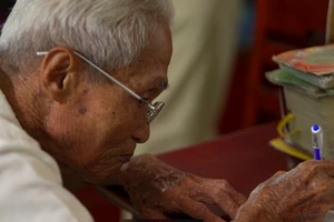 Cụ ông 26 năm viết thư ở Bưu điện TP.HCM nhận giải KOVA