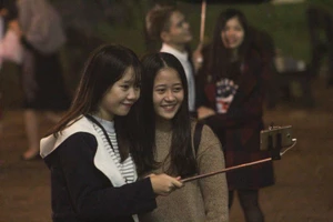 Người dân Huế đội mưa đi đón Giáng sinh