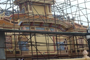 Trung tâm Công viên Cây xanh sơn vàng bia Quốc học Huế