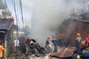 Cháy lớn làm 2 ngôi nhà bị thiêu rụi, sập đổ hoàn toàn