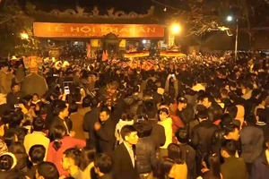 'Biển người' chen lấn khi kết thúc lễ khai ấn đền Trần