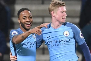 Sterling tỏa sáng, Man City lên ngôi nhì bảng
