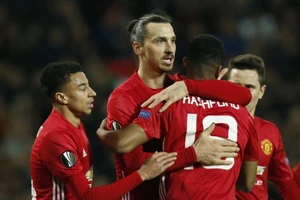 Ibra tỏa sáng, M.U thắng đậm Saint-Etienne