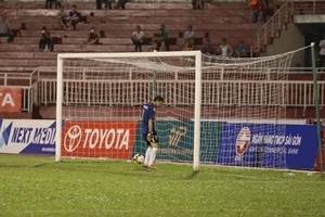 Clip: Cầu thủ Long An đứng im để CLB TP.HCM ghi 3 bàn