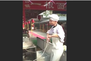 Chàng trai vừa nấu mì vừa múa 'gây sốt'