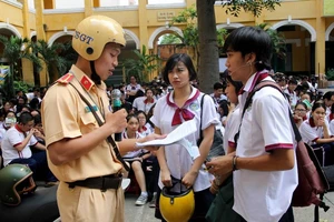 CSGT, nhà báo vào trường dạy pháp luật cho học sinh