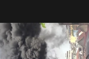 Hàng trăm chiến sĩ khống chế đám cháy gần chợ Kim Biên