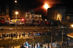 Cần Thơ: Người dân mất ngủ vì vụ cháy bùng phát trở lại