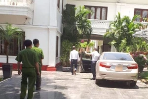 Clip: Công an khám xét nhà bà Hứa Thị Phấn