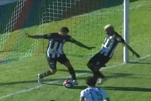 Cầu thủ 'ăn cướp' bàn thắng của đồng đội