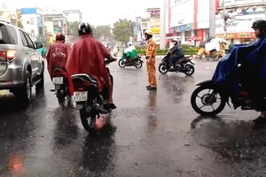 Clip: CSGT đội mưa tầm tã, điều tiết giao thông