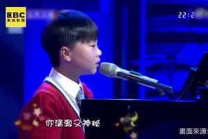 Cậu bé 11 tuổi vừa đàn vừa hát khiến khán giả ngỡ ngàng