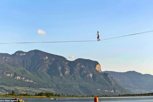 3 người đi trên dây băng qua hồ dài gần cả cây số 