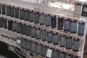 Căn phòng có 10.000 smartphone chuyên 'cày' view, like