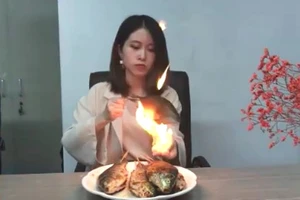 Clip: 'Thánh nữ công sở' nướng cá trên tay bốc lửa