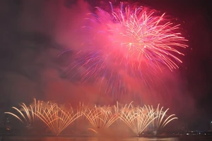 Đội Trung Quốc dùng pháo hoa kể chuyện tình Titanic