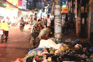 Clip: Người dân vô tư vứt rác ngay biển cấm đổ rác