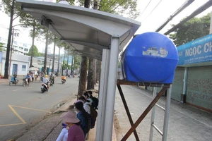 Phun sương ở trạm chờ xe buýt, nhiều ý kiến trái chiều