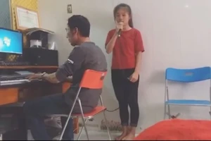 Nữ sinh hát 'Mẹ yêu ơi' lay động triệu trái tim