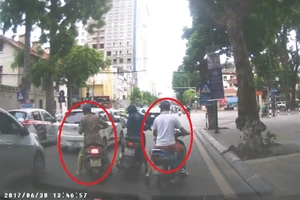 Cô gái bị 4 xe máy dàn cảnh cướp túi xách giữa phố