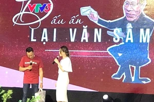 Mỹ Tâm ôm MC Lại Văn Sâm hát 'Trái tim không ngủ yên'