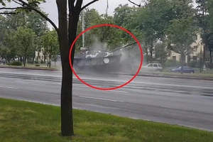 Xe tăng chạy tốc độ cao suýt lật sau cú đâm cột điện