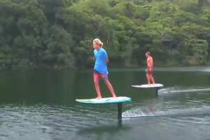 Ván lướt sóng giúp bạn 'bay' trên mặt nước