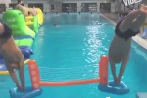 'Há hốc mồm' với những khoảnh khắc khó tin ở bể bơi