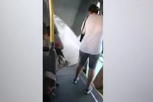 Xe buýt đang chạy bất ngờ... đứt đôi