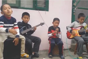 'Ban nhạc nhí' trình diễn ca khúc 'Let Her Go' gây sốt