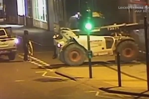 Trộm dùng máy xúc đào cả cây ATM ở Anh