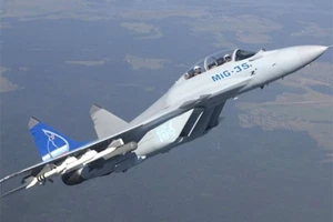 Tiêm kích MiG-35 trình diễn ngoạn mục ở triển lãm