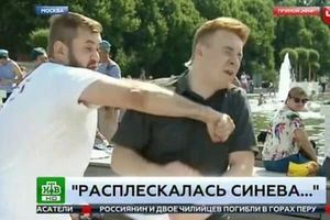 Phóng viên bị đấm thẳng vào mặt trên sóng trực tiếp