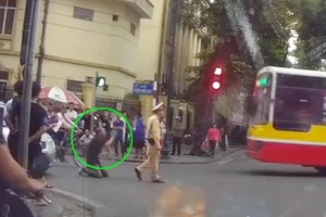 Tài xế quỳ lạy CSGT vì bị xử phạt đi vào đường cấm