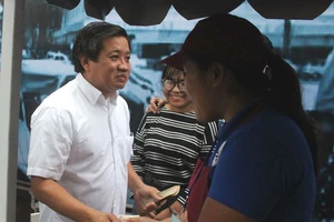 Ông Đoàn Ngọc Hải tặng quà cho người bán hàng rong