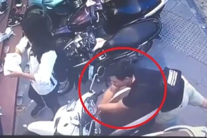 Trộm bẻ khóa xe SH 'thần tốc' trước mặt 3 nữ sinh