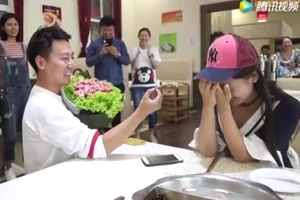 Cầu hôn hoa thịt bò, chàng trai khiến bạn gái câm nín