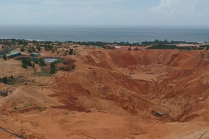 Hoảng với những 'hố bom' bùn đỏ từ thủ phủ titan 