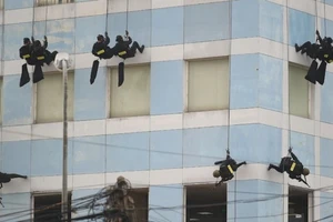 Clip: Cảnh sát diễn tập chống khủng bố, bảo vệ APEC 