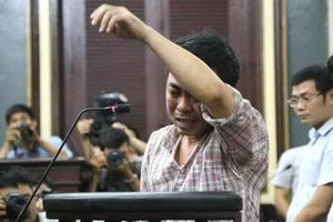 Cựu GĐ VN Pharma khóc ngất khi nói lời sau cùng tại tòa