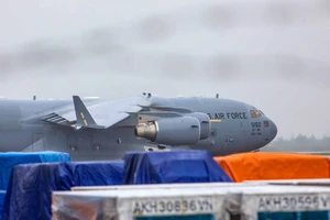 Cận cảnh máy bay C17 của Mỹ ở sân bay Đà Nẵng