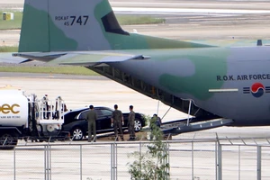 Máy bay C-130 Hàn Quốc đưa siêu xe đến sân bay Đà Nẵng
