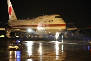 Chuyên cơ chở thủ tướng Nhật Bản đáp xuống Đà Nẵng 