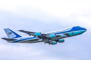 Tổng thống Donald Trump lên Air Force One rời Đà Nẵng