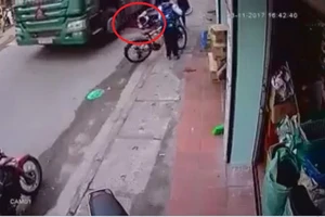 Học sinh thoát chết thần kỳ dưới bánh xe container