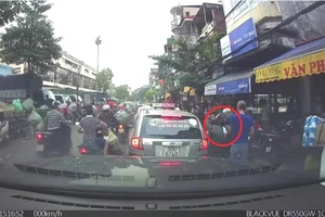 Ngang nhiên áp sát xe máy rạch túi, móc đồ giữa Hà Nội